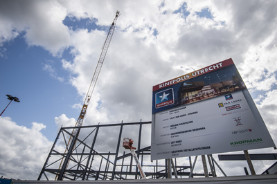 910461 Gezicht op de bouw van de bioscoop Kinepolis (Jaarbeursboulevard 300) te Utrecht.